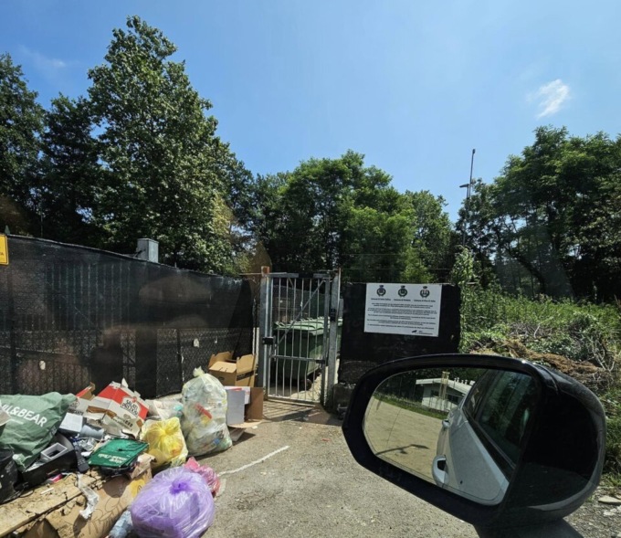Milanese resta bloccata nell’isola ecologica di Solto Collina: finale a sorpresa