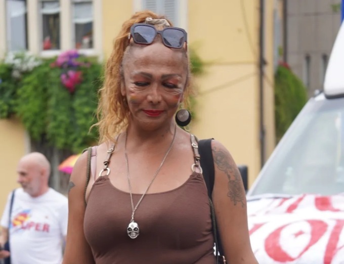 Il ricordo del Bergamo Pride di Karen, la senzatetto morta ad Alzano dopo un tuffo nel Serio