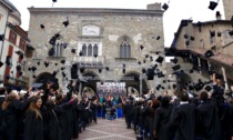 I genitori dei laureandi all’Università di Bergamo: «Una mail al posto della proclamazione? Che tristezza»