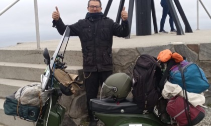 Non era mai uscito dall'Italia, ma con la sua Vespa ora ha conquistato Capo Nord