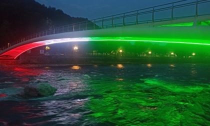 San Pellegrino, il nuovo ponte tricolore: luci e colori illuminano la notte