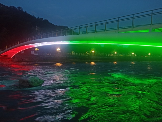 San Pellegrino, il nuovo ponte tricolore: luci e colori illuminano la notte