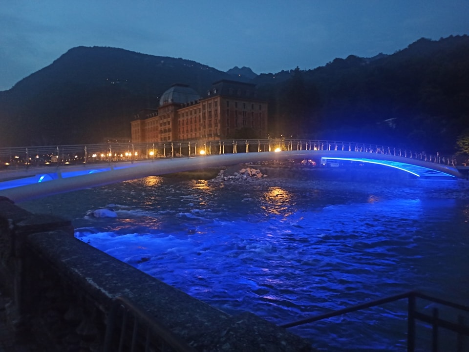 San Pellegrino, il nuovo ponte tricolore: luci e colori illuminano la ...