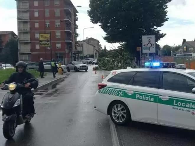 Nubifragio a Seriate: cade un ramo su un’auto e salta l’elettricità. Nessun ferito