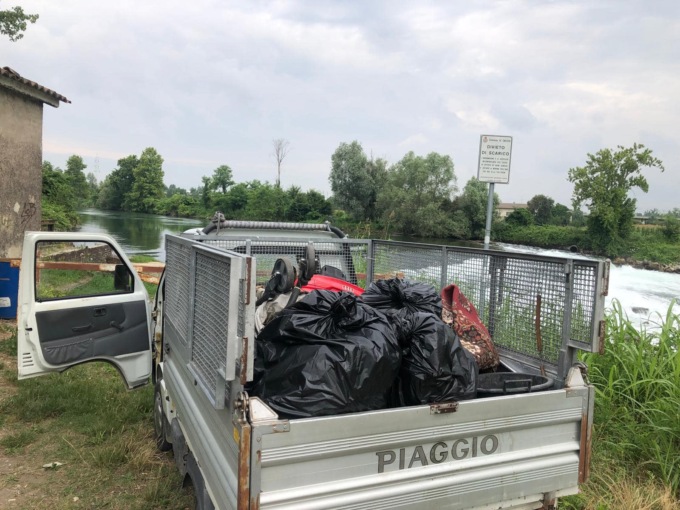 I volontari de “Il Gelso” ripuliscono le rive dell’Oglio a Calcio: riempito un camion