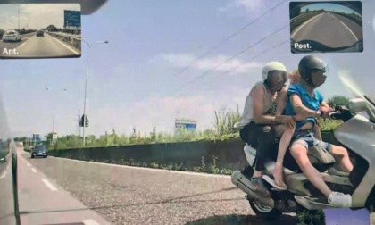 In scooter sull'Asse da Bergamo verso Curno. Ma sono in tre e uno è senza casco