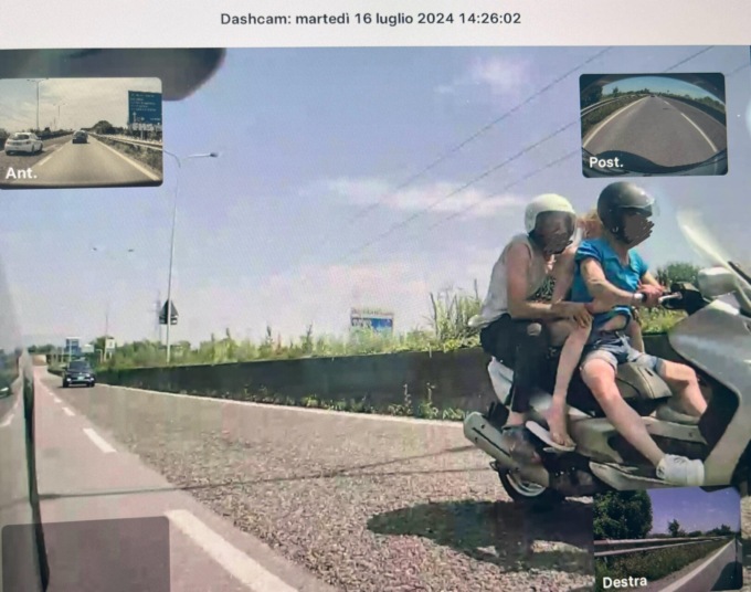 In scooter sull’Asse da Bergamo verso Curno. Ma sono in tre e uno è senza casco