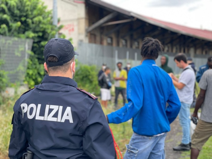 Sgomberato lo stabile occupato alla stazione di Bergamo, denunce e fogli di via