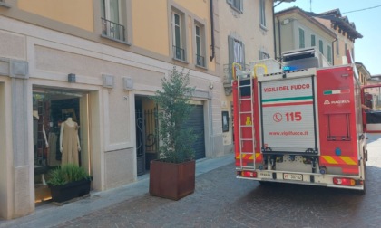 Resta intrappolato nel suo negozio a Treviglio, 64enne liberato dai vigili del fuoco