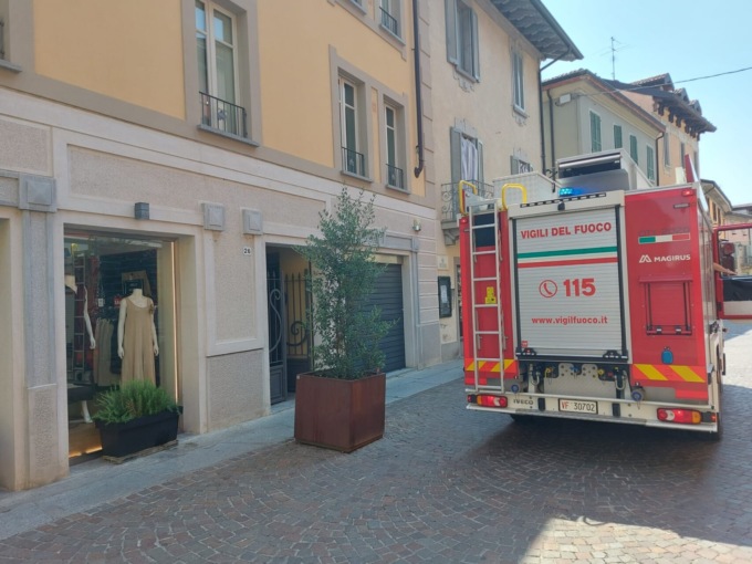 Resta intrappolato nel suo negozio a Treviglio, 64enne liberato dai vigili del fuoco
