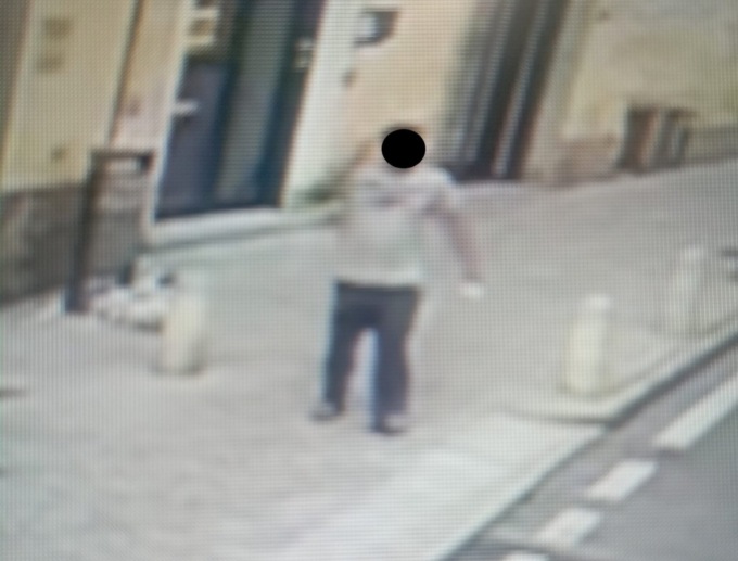 Verdello: manda a quel paese il cestino (ribaltato) dove ha abbandonato illecitamente i rifiuti