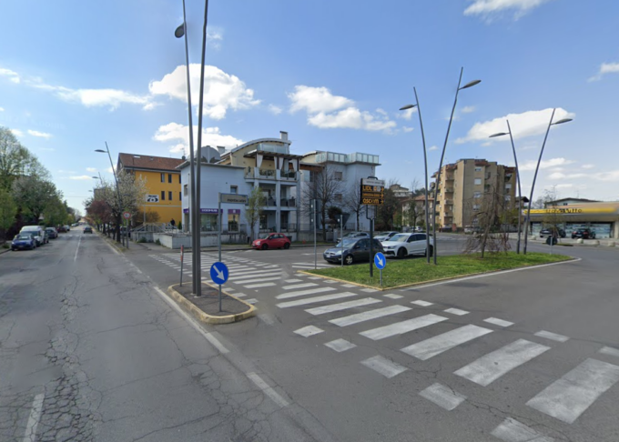 Ragazza di 17 anni investita da un camion a Romano: grave in ospedale