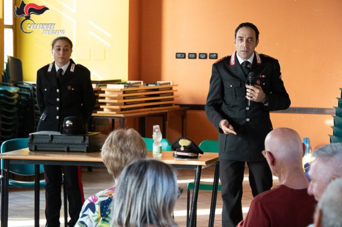 Truffe agli anziani: i carabinieri spiegano come difendersi