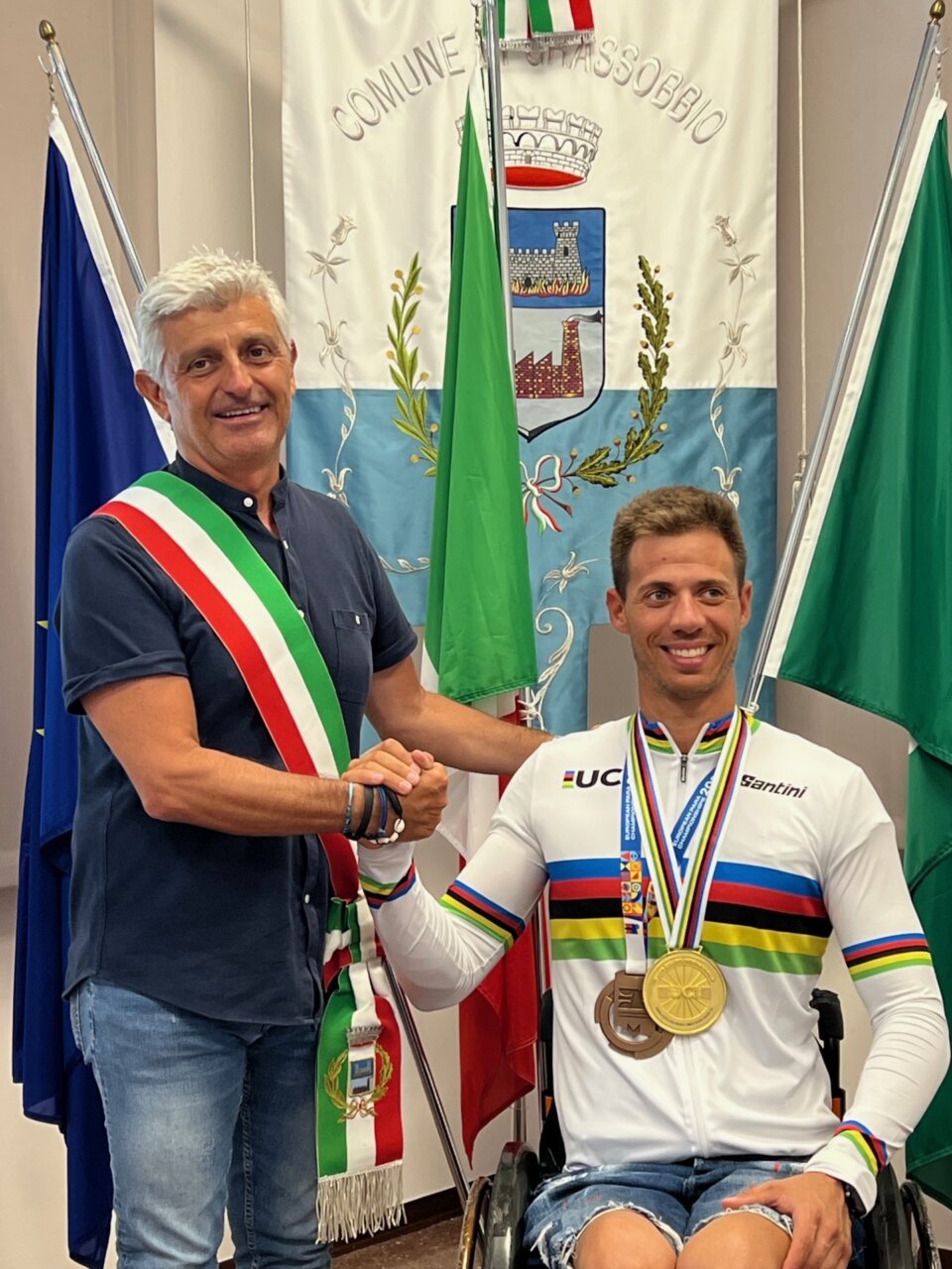 66174450_sindaco Manuel Bentoglio con Mirko Testa campione del mondo 2023 handbike MH3