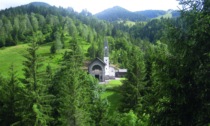 Un pezzo di Alto Adige fra le Orobie: festeggiati a Gandino i 70 anni della chiesina di Valpiana