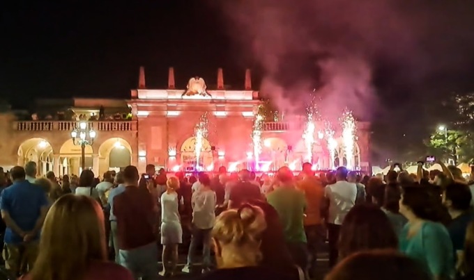 Fuoco incrociato sullo “spettacolo pirotecnico” di Sant’Alessandro: «Delusione!»