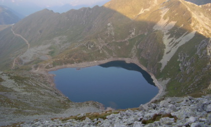 Quattro laghi di montagna ripopolati. A Foppolo le trote sono arrivate in elicottero