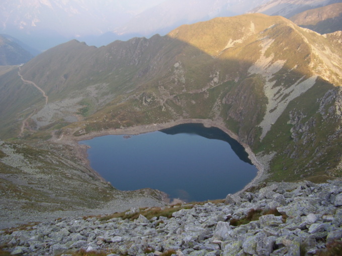 Quattro laghi di montagna ripopolati. A Foppolo le trote sono arrivate in elicottero