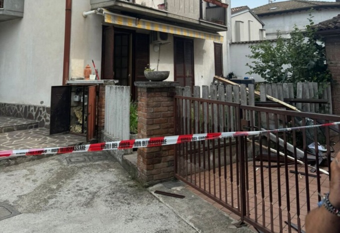 Ferragosto di paura a Misano: esplosione in un appartamento, inquilini ospitati in un hotel
