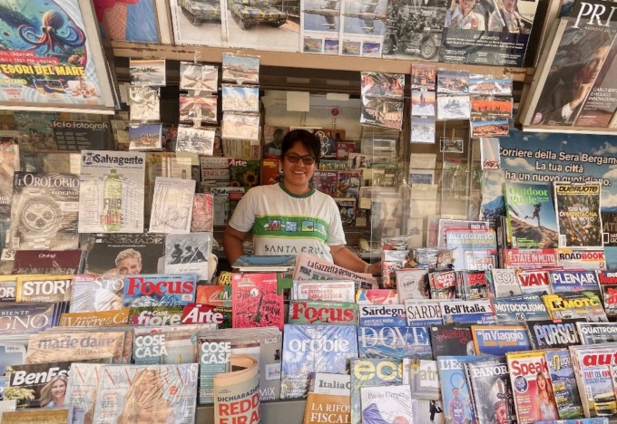 L’edicola di San Bartolomeo a Bergamo continua a sorridere. Ma con Shirlen