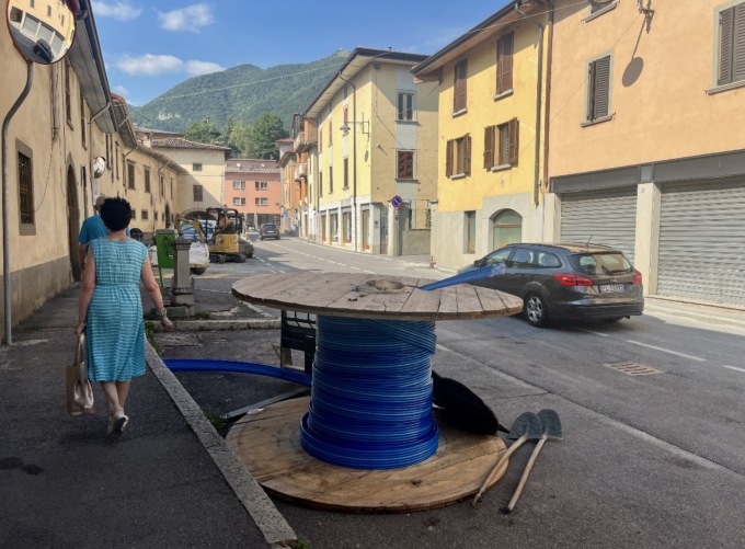 Rammendi nell’asfalto e blackout ad Albino. Tutta colpa della posa della fibra ottica