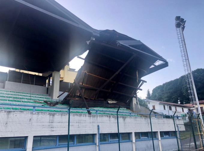 Crollato un pezzo di tribuna dello stadio Kennedy ad Albino, per fortuna era vuota