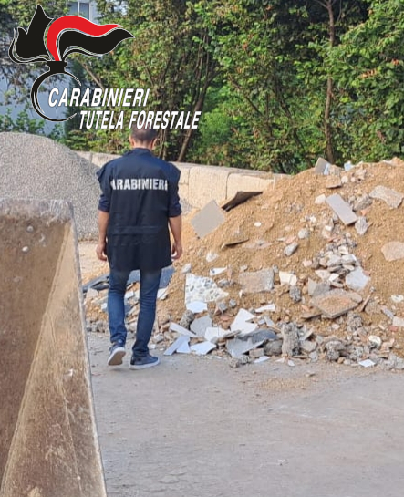 Scoperto dai carabinieri forestali un deposito illecito di rifiuti edilizi in Val Seriana