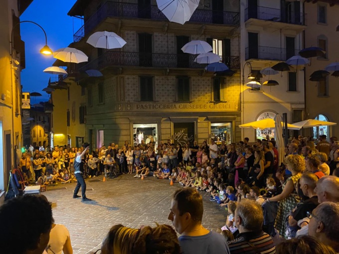 L’estate entra nel vivo a Clusone con artisti di strada, musica, cibo ed eventi