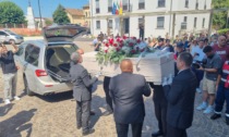 A Bottanuco i funerali di Sharon. Il parroco: «Pregate per l'assassino». Il sindaco di Terno: «Vogliamo giustizia»