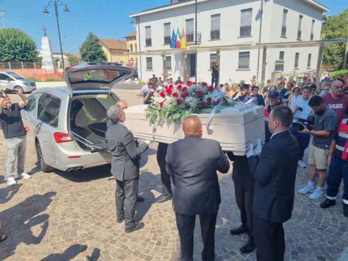 A Bottanuco i funerali di Sharon. Il parroco: «Pregate per l’assassino». Il sindaco di Terno: «Vogliamo giustizia»