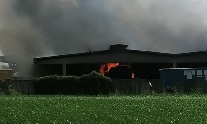 Brucia il fieno di un’azienda agricola a Urgnano, colonna di fumo nero nella Bassa