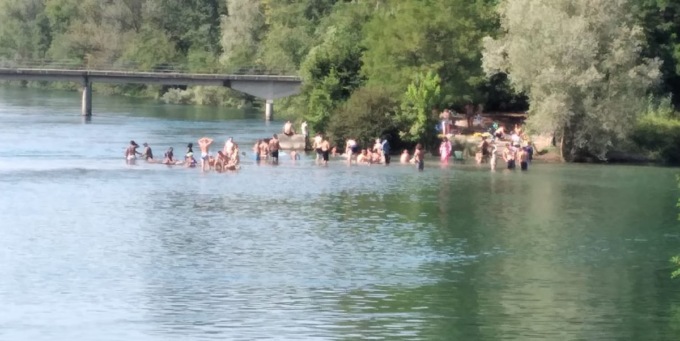 Temperature alte? A Fara se ne fregano dei divieti e fanno il bagno nell’Adda