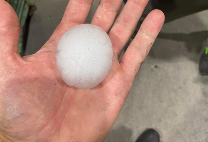 Pioggia e grandine sulla Bergamasca: tre barche si ribaltano a Lovere