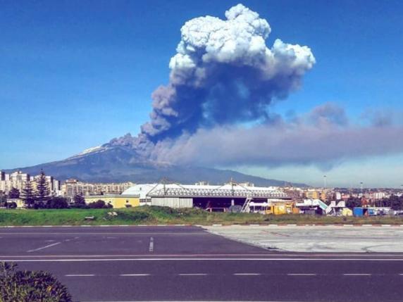 Cenere vulcanica in pista, due voli Ryanair da Orio al Serio per Catania dirottati a Palermo