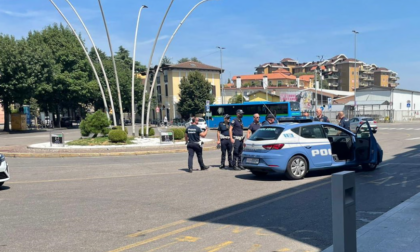 Minaccia la gente con dei coltelli alla stazione di Treviglio: arrestato un giovane straniero