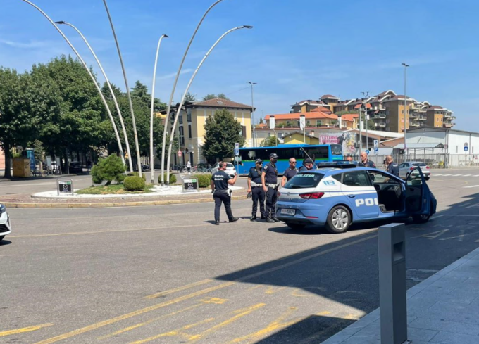 Minaccia la gente con dei coltelli alla stazione di Treviglio: arrestato un giovane straniero