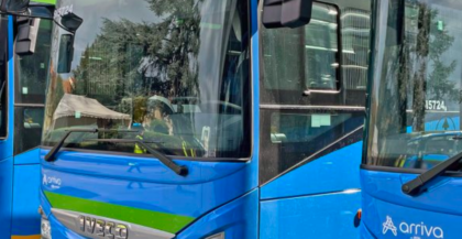 Anziano aggredito in via Mai: autista ferma l’autobus, scende e lo salva
