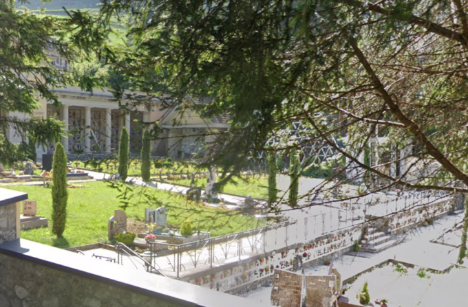 Vandali devastano il cimitero di Serina, la parrocchia presenta denuncia contro ignoti
