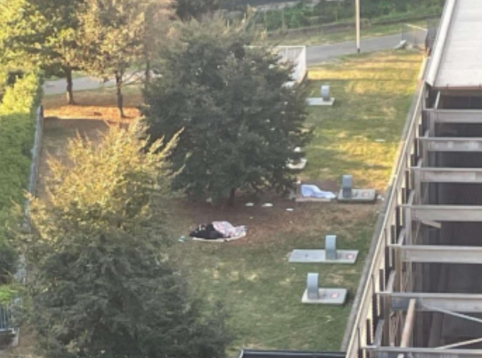 Degrado in Carnovali, il Comune di Bergamo: «L’area verde dei condomini verrà ripensata»