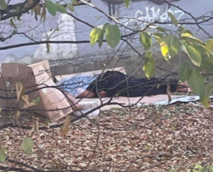 Degrado in Carnovali con senzatetto e spacciatori: «Intervengano le forze dell’ordine»