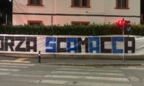 Uno striscione per Scamacca, mentre la società cerca una nuova punta (quanti nomi...)