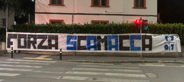 Uno striscione per Scamacca, mentre la società cerca una nuova punta (quanti nomi…)