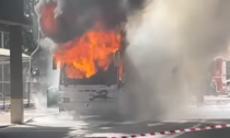 Autobus del servizio sostitutivo prende fuoco a Ponte San Pietro: spente le fiamme, nessun ferito