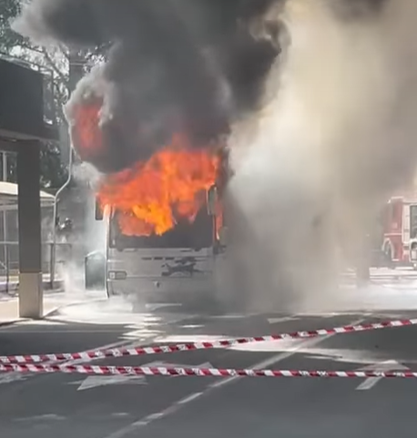 Autobus del servizio sostitutivo prende fuoco a Ponte San Pietro: spente le fiamme, nessun ferito