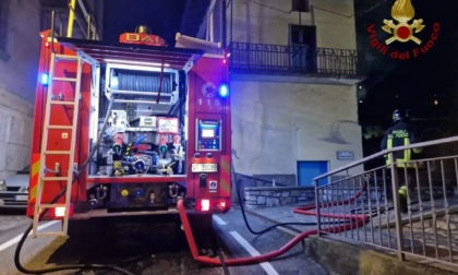 Palazzina in fiamme a Ubiale Clanezzo, recuperata un'anziana bloccata all'interno