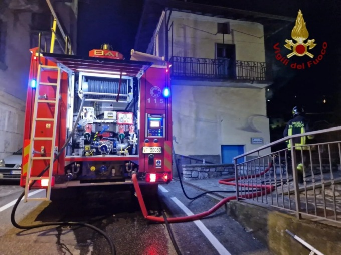 Palazzina in fiamme a Ubiale Clanezzo, recuperata un’anziana bloccata all’interno