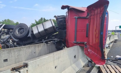 Camion si ribalta lungo l'autostrada A4: lunghe code (anche verso Bergamo)