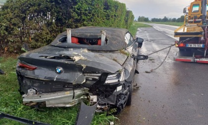 Perde il controllo dell'auto sportiva e si schianta ad Agnadello davanti a un caseificio