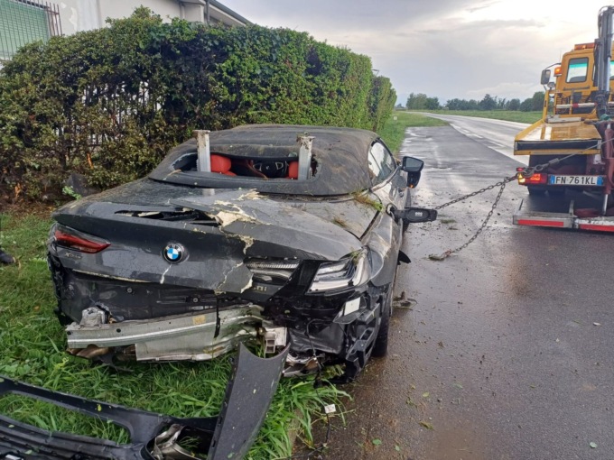 Perde il controllo dell’auto sportiva e si schianta ad Agnadello davanti a un caseificio