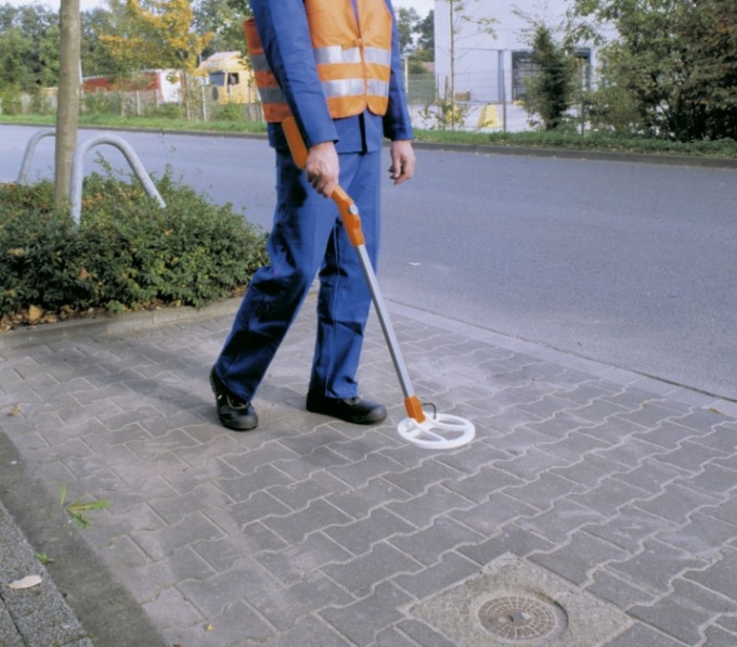 Strade chiuse e metal detector nei tombini: a Terno d’Isola le indagini si concentrano sull’arma del delitto